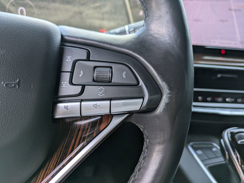 Used 2021 Cadillac Escalade Premium Luxury RWD image 31