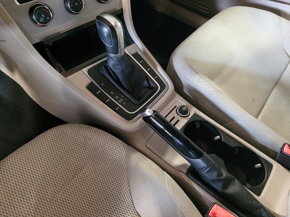 Used 2017 Volkswagen Golf S image 26