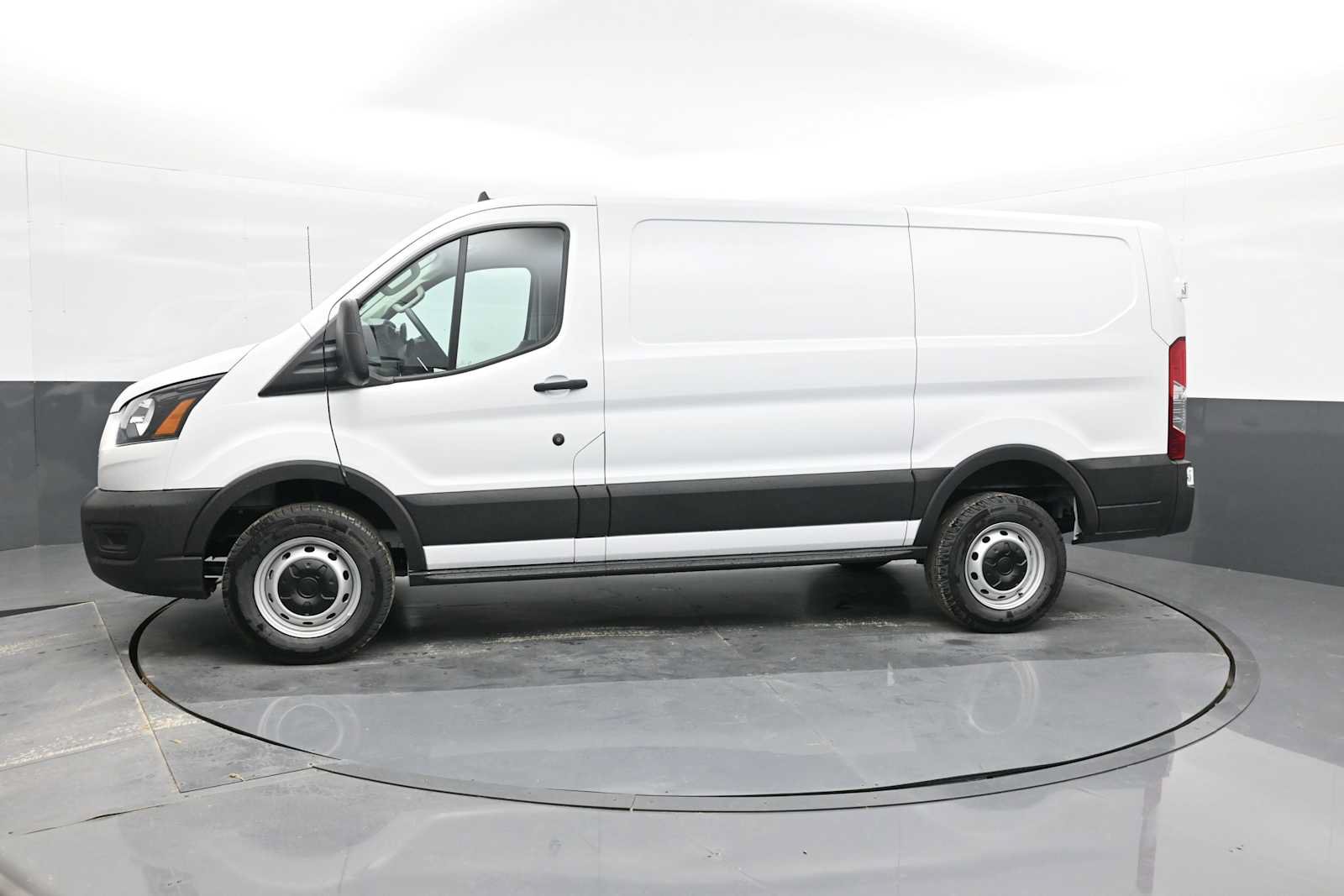 New 2024 Ford Transit 250 148 Medium Roof RWD image 5