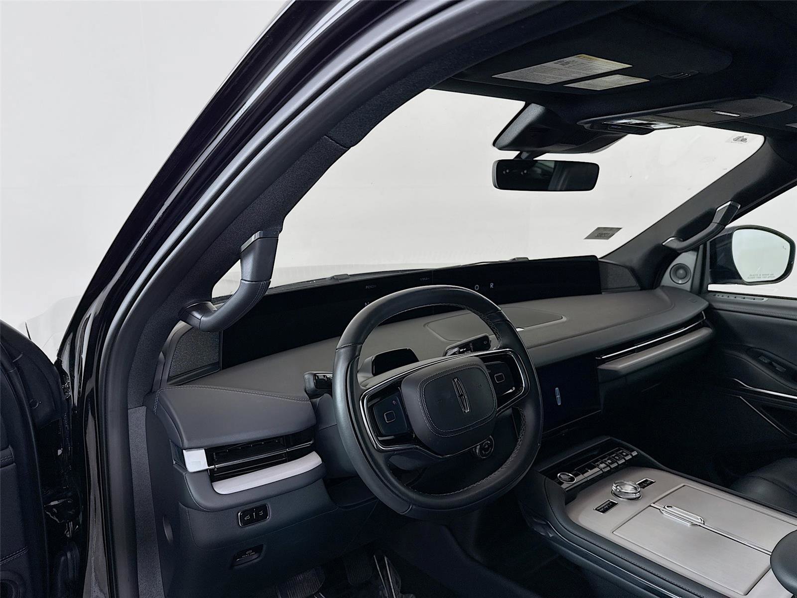 Used 2025 Lincoln Navigator Reserve w/ Jet Appearance Package image 9