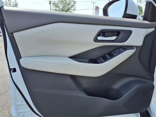 New 2025 Nissan Rogue SV image 9