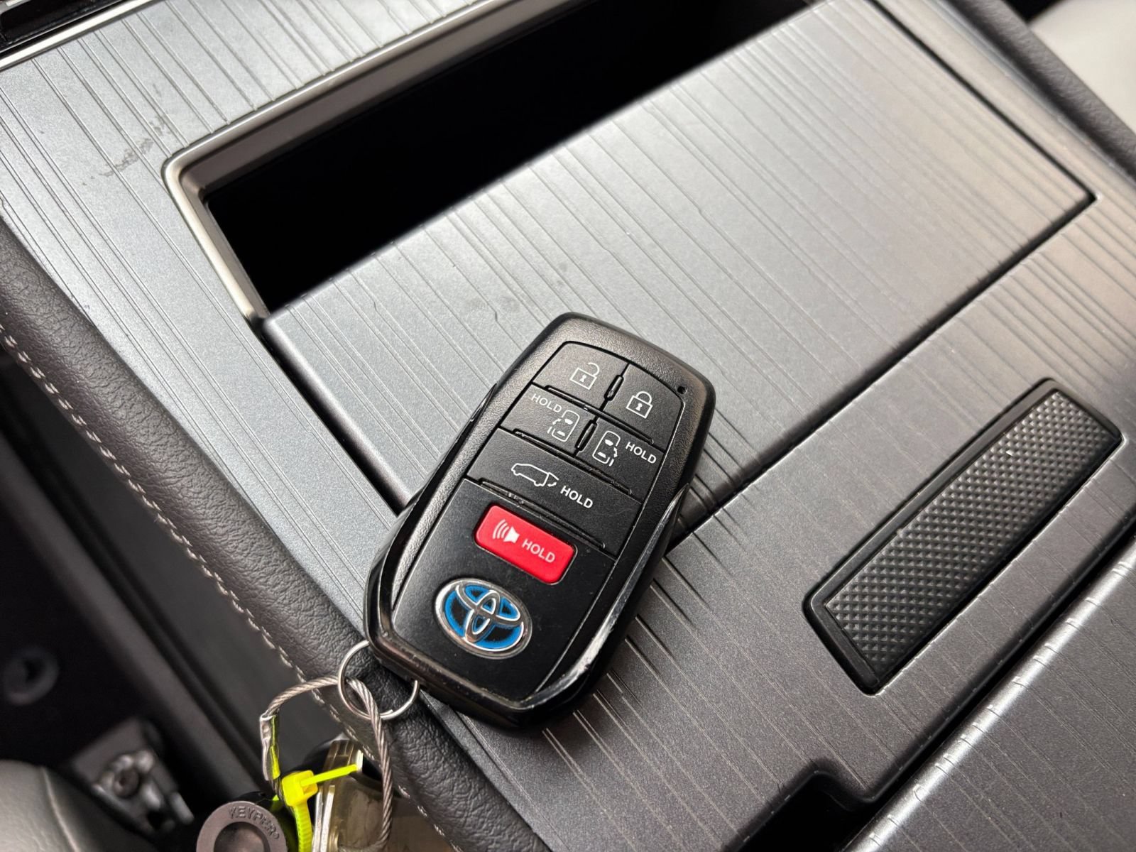 Used 2025 Toyota Sienna XLE FWD image 21