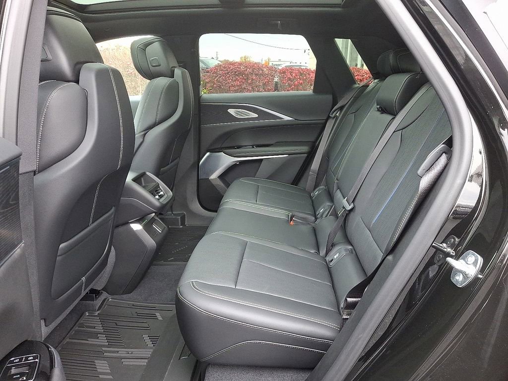 New 2025 Cadillac Lyriq Luxury image 5