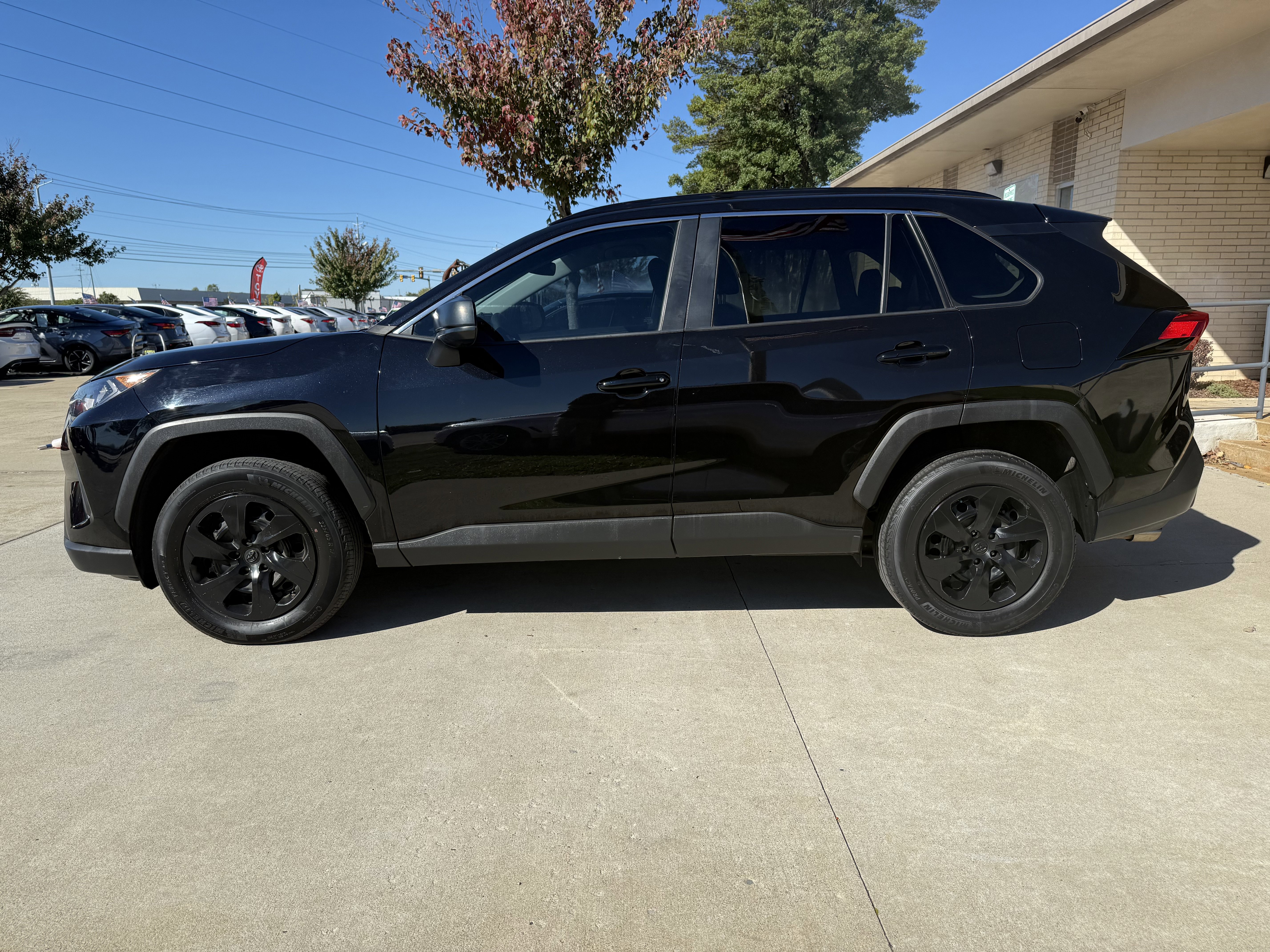 Used 2021 Toyota RAV4 LE image 4