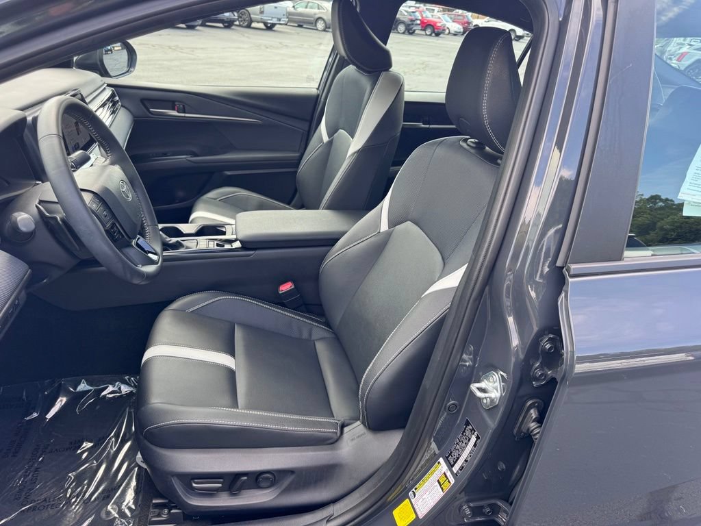 Used 2025 Toyota Camry SE w/ Convenience Package FWD image 15