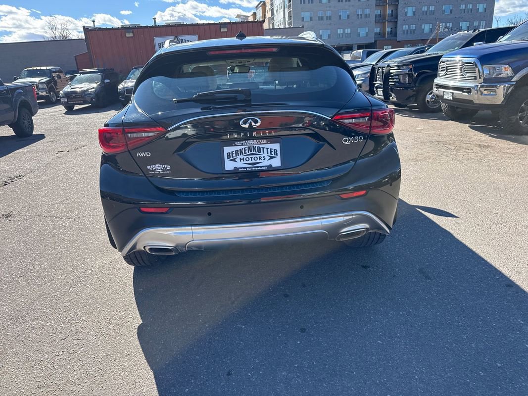 Used 2017 INFINITI QX30 Premium w/ Navigation Package image 6