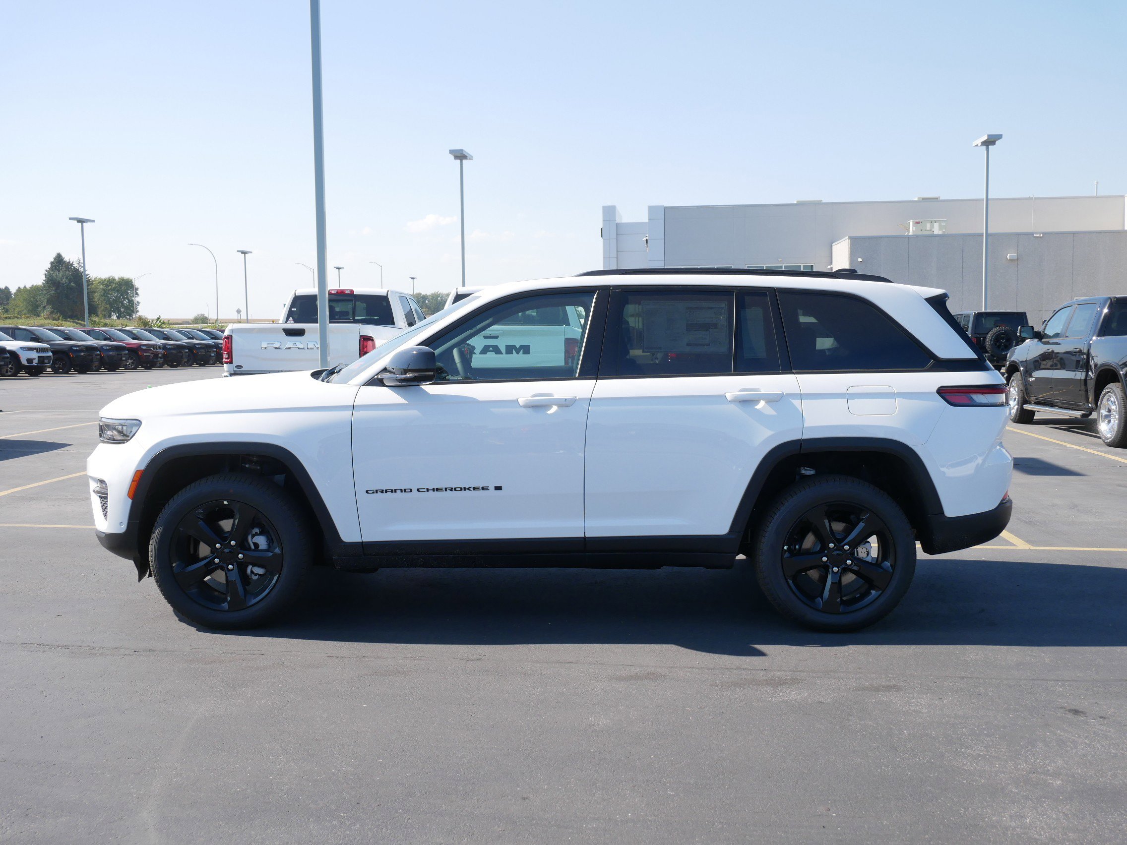 New 2025 Jeep Grand Cherokee Limited w/ Luxury Tech Group II image 3