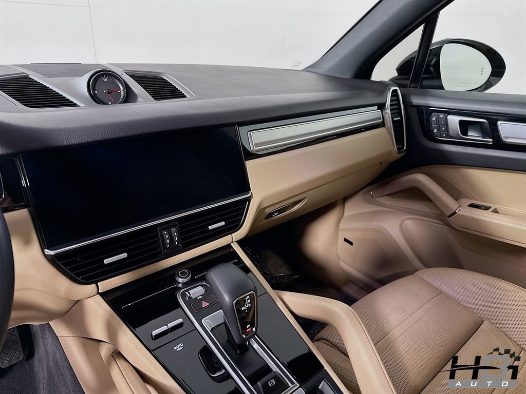 Used 2023 Porsche Cayenne Platinum Edition image 17