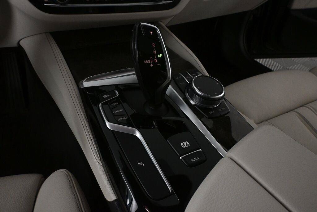 Used 2019 BMW 530i w/ Luxury Package RWD image 14