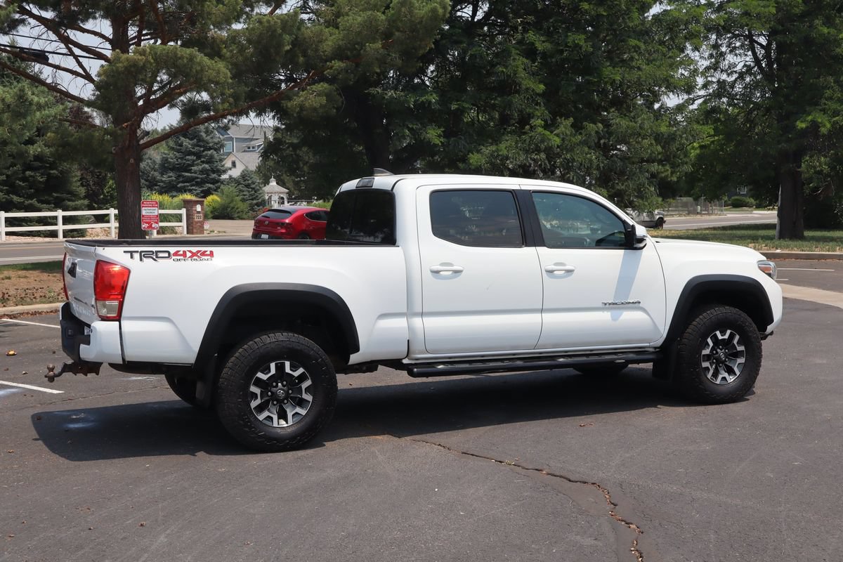 Used 2017 Toyota Tacoma TRD Off-Road w/ Premium & Technology Package AWD/4WD image 4