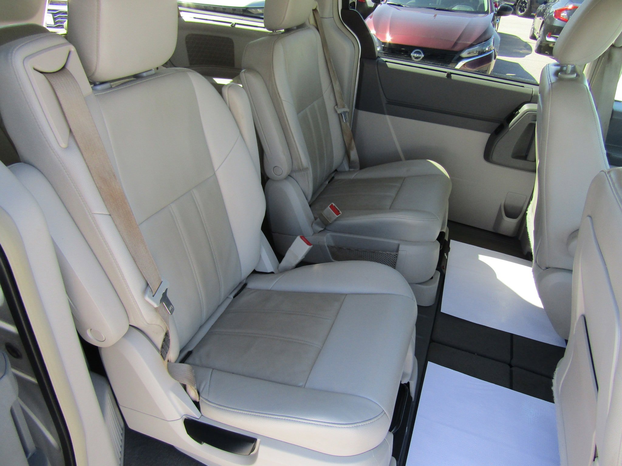 Used 2008 Chrysler Town & Country Touring FWD image 16