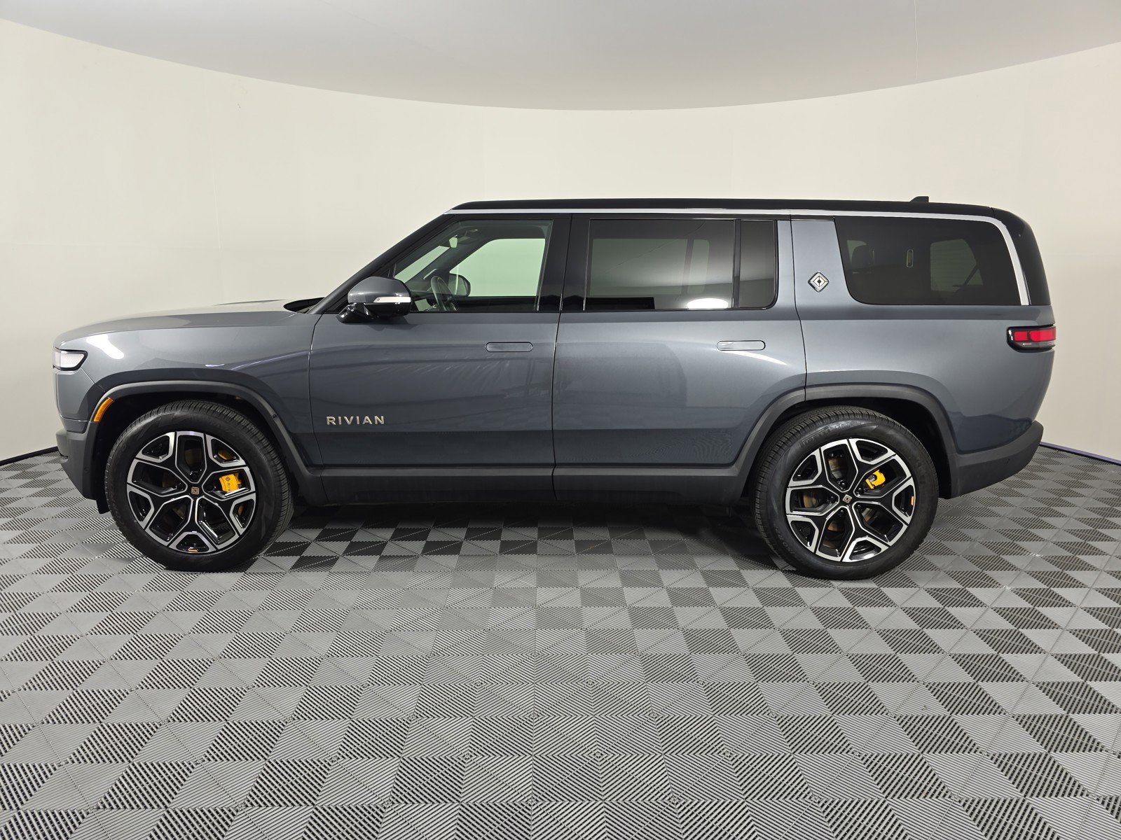 Used 2023 Rivian R1S Adventure image 2