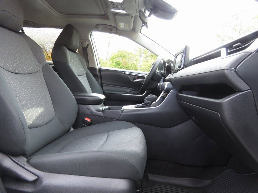 Used 2021 Toyota RAV4 XLE w/ Convenience Package image 14
