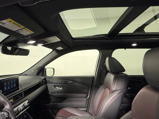 Used 2025 Honda Pilot Black Edition image 31