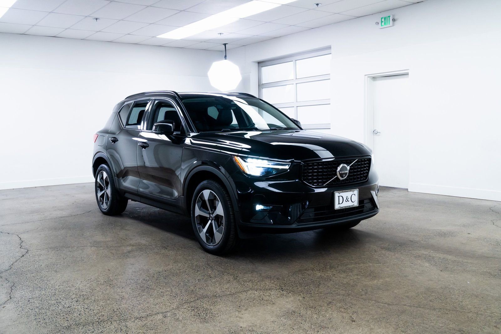 Used 2024 Volvo XC40 B5 Plus AWD/4WD image 25