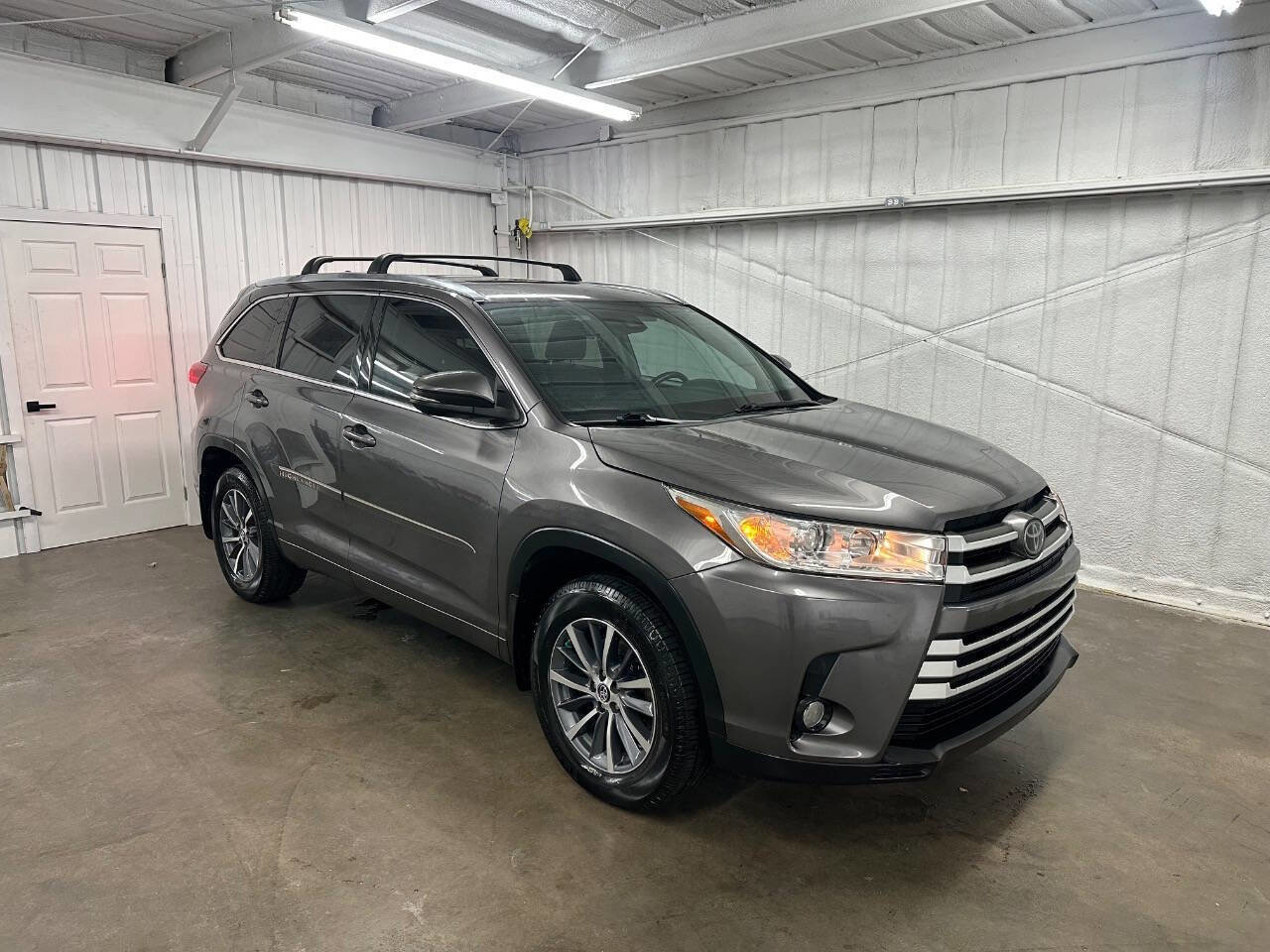 Used 2018 Toyota Highlander XLE image 2