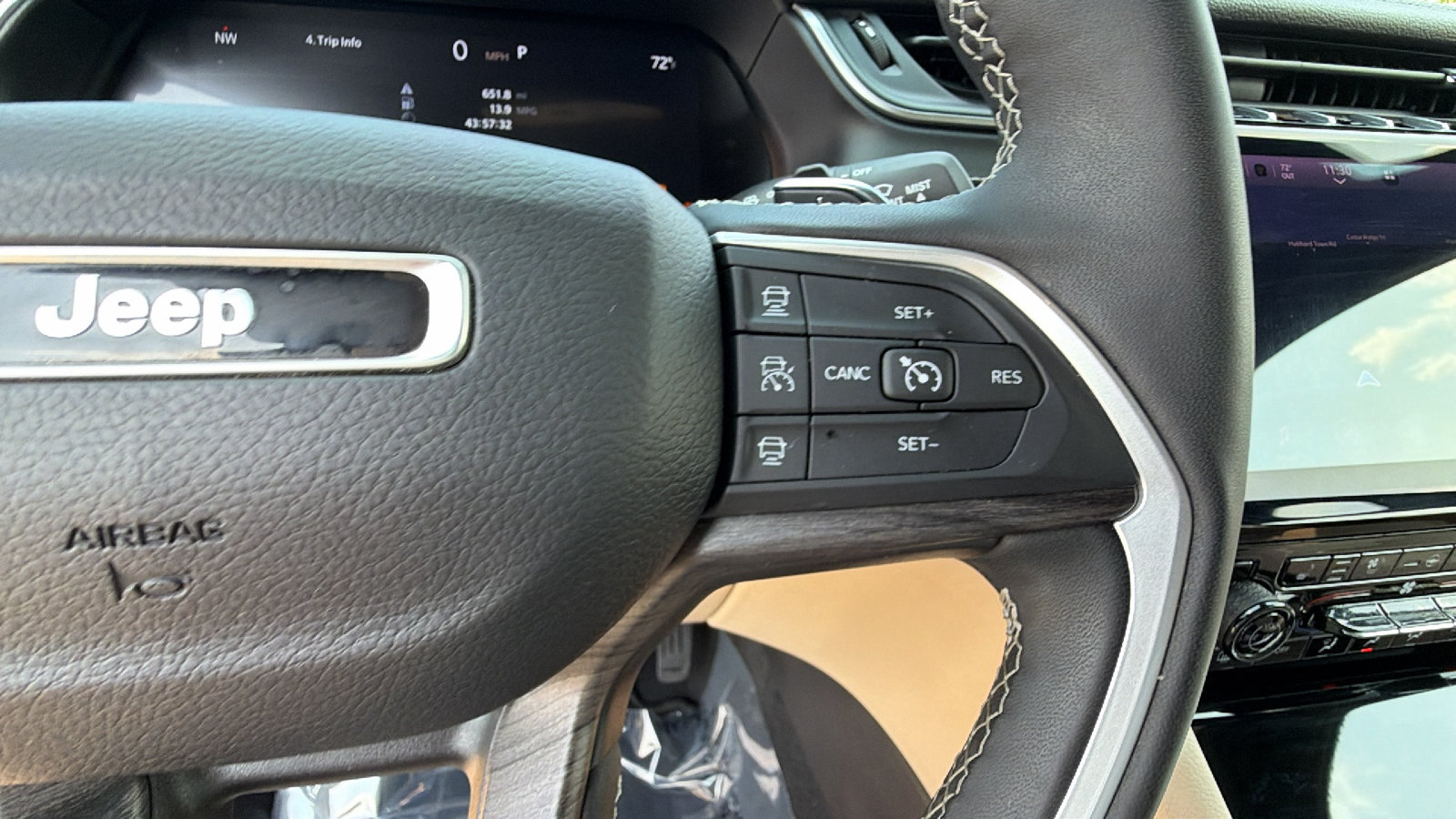 Used 2025 Jeep Grand Cherokee Limited w/ Luxury Tech Group II AWD/4WD image 25