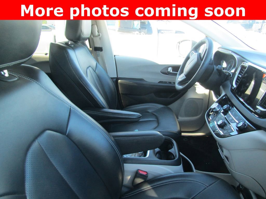 Used 2023 Chrysler Pacifica Touring-L FWD image 11