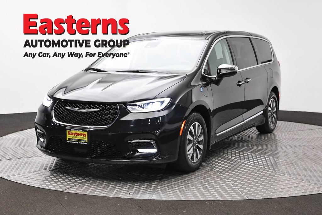 Used 2023 Chrysler Pacifica Limited FWD image 1