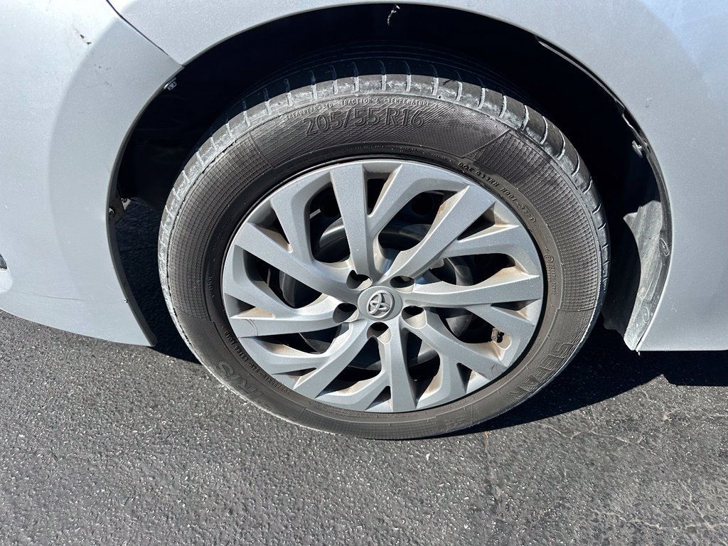 Used 2018 Toyota Corolla LE FWD image 6