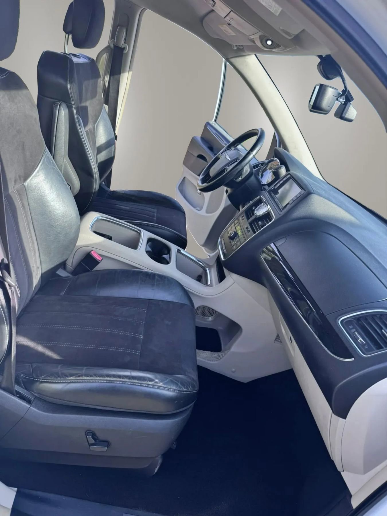 Used 2015 Chrysler Town & Country Limited FWD image 10