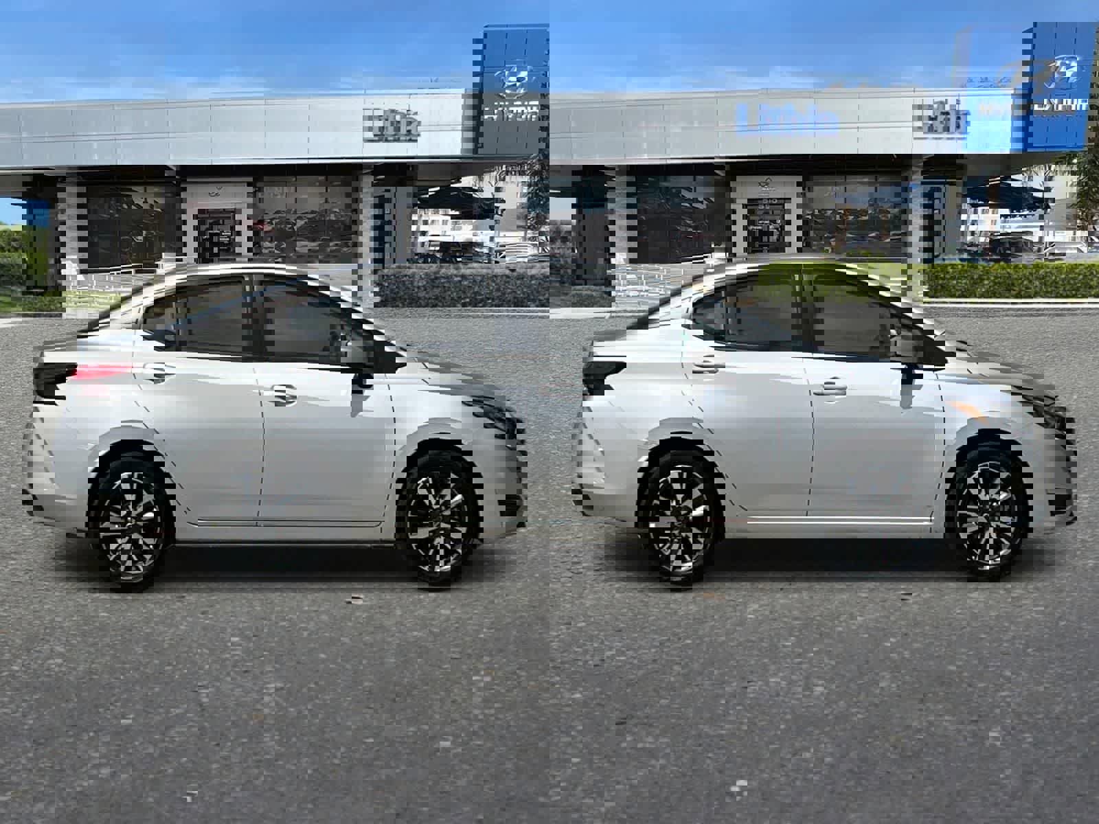 Used 2025 Nissan Versa SV image 9