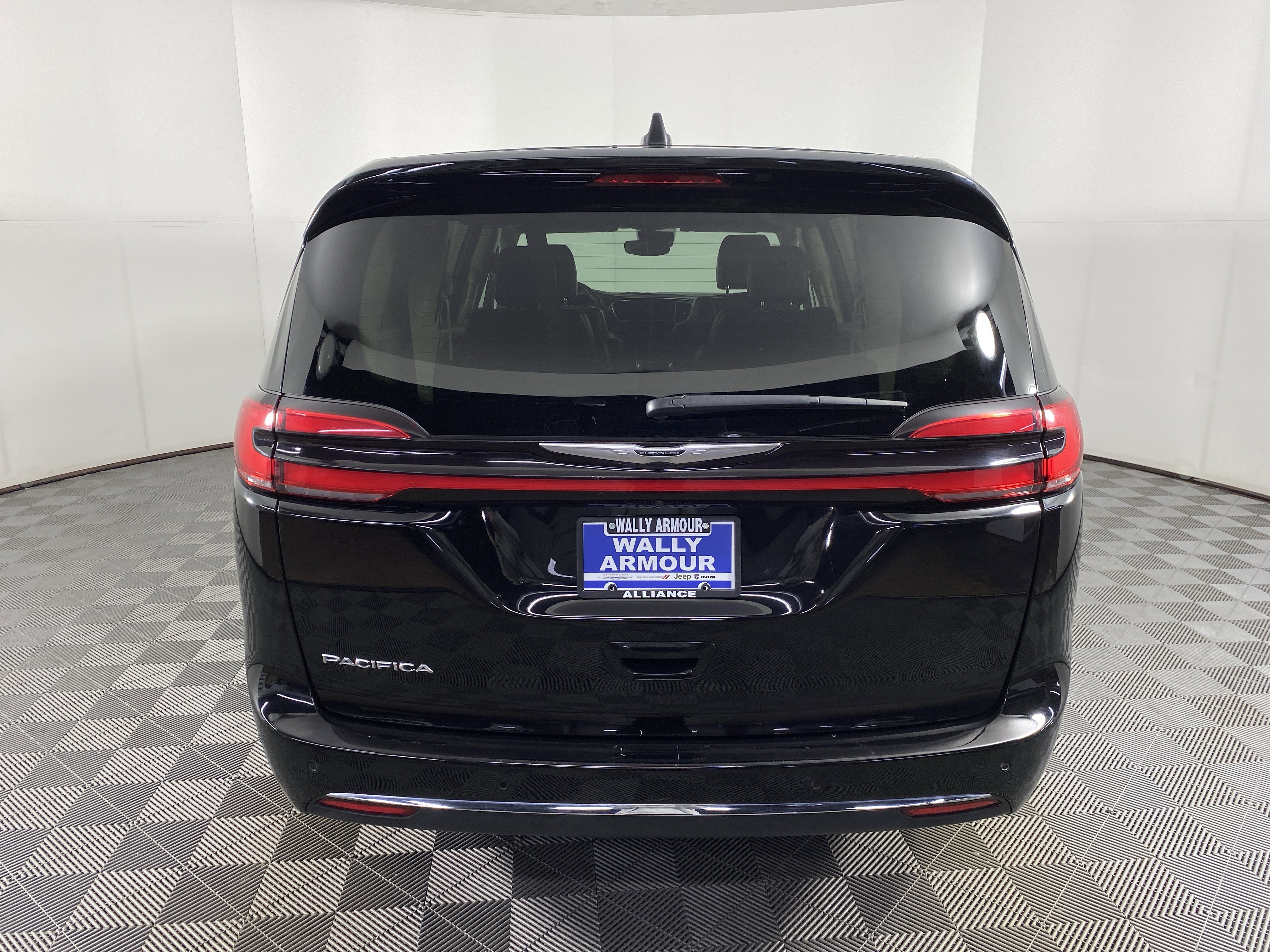 Used 2024 Chrysler Pacifica Touring-L image 8