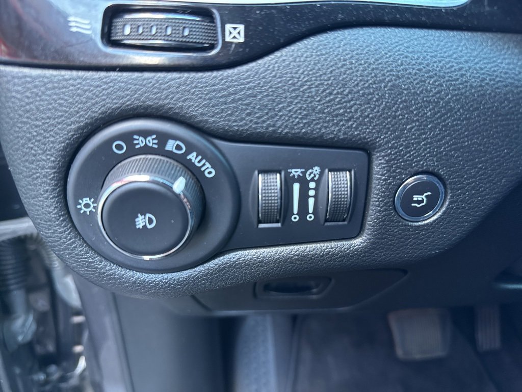 Used 2023 Jeep Cherokee Altitude Lux image 35