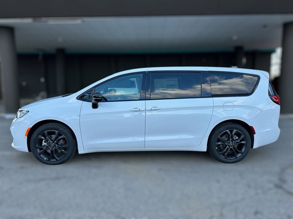 New 2026 Chrysler Pacifica Select image 3