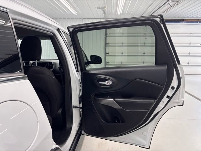 Used 2019 Jeep Cherokee Latitude w/ Comfort & Convenience Group AWD/4WD image 8