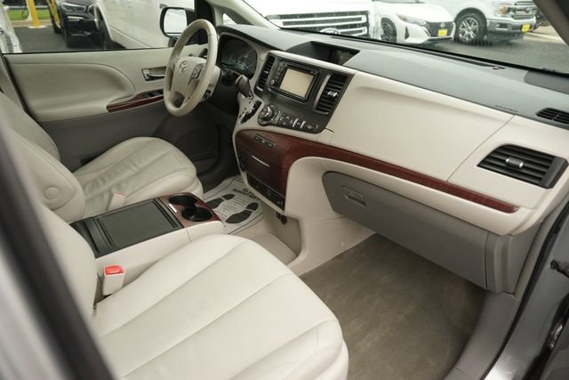 Used 2013 Toyota Sienna XLE w/ Entertainment Pkg FWD image 19