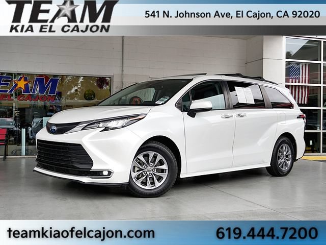 Used 2022 Toyota Sienna XLE w/ XLE Plus Package FWD image 2