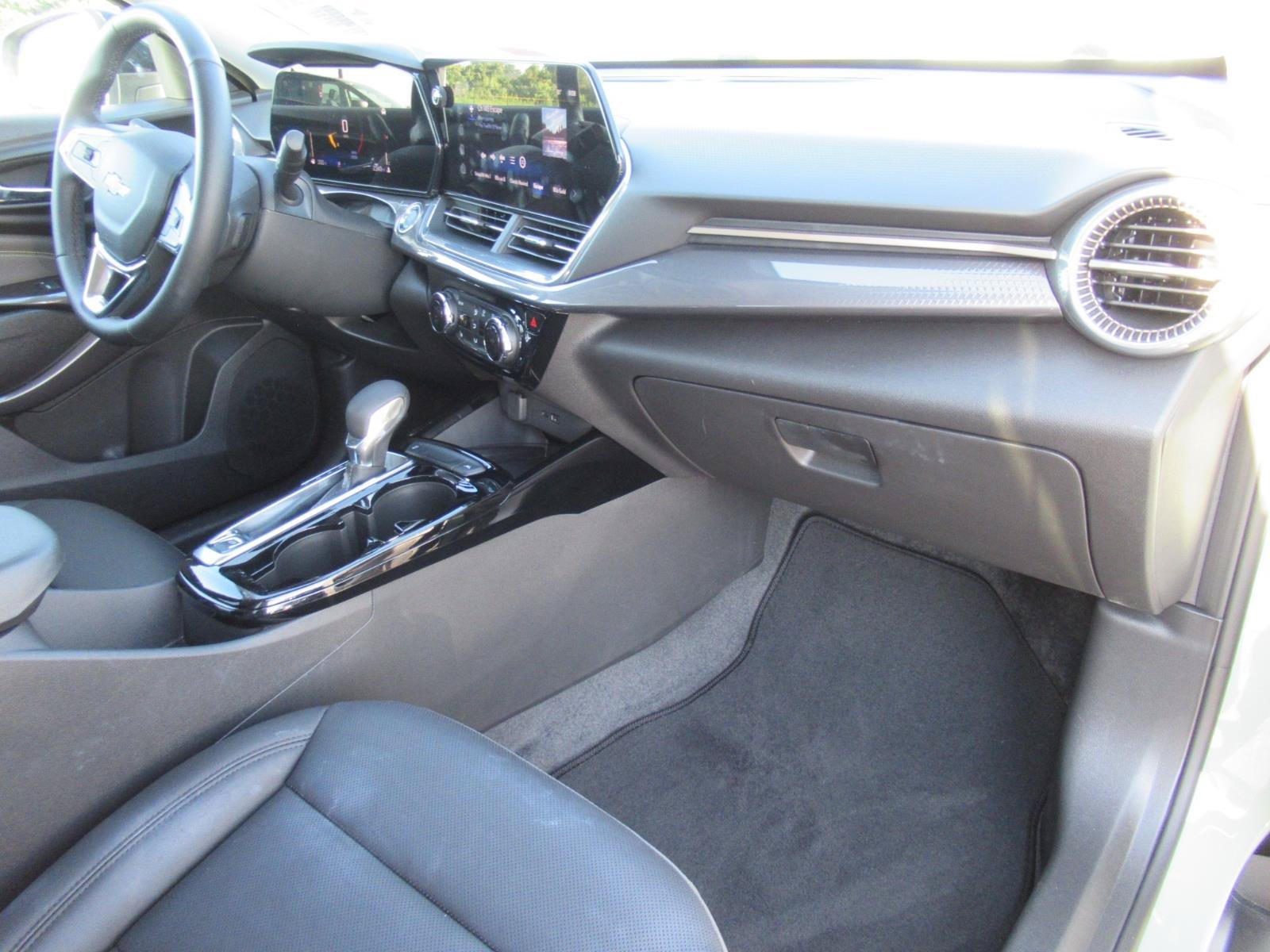 Used 2025 Chevrolet Trax ACTIV w/ Sunroof Package FWD image 11