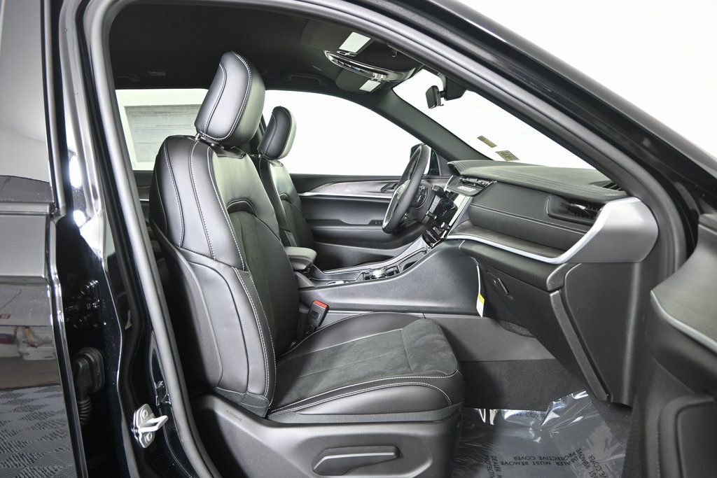 New 2026 Jeep Grand Cherokee Laredo image 13