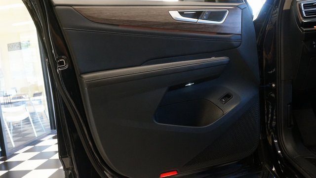 Certified 2025 Volkswagen Atlas SEL image 31