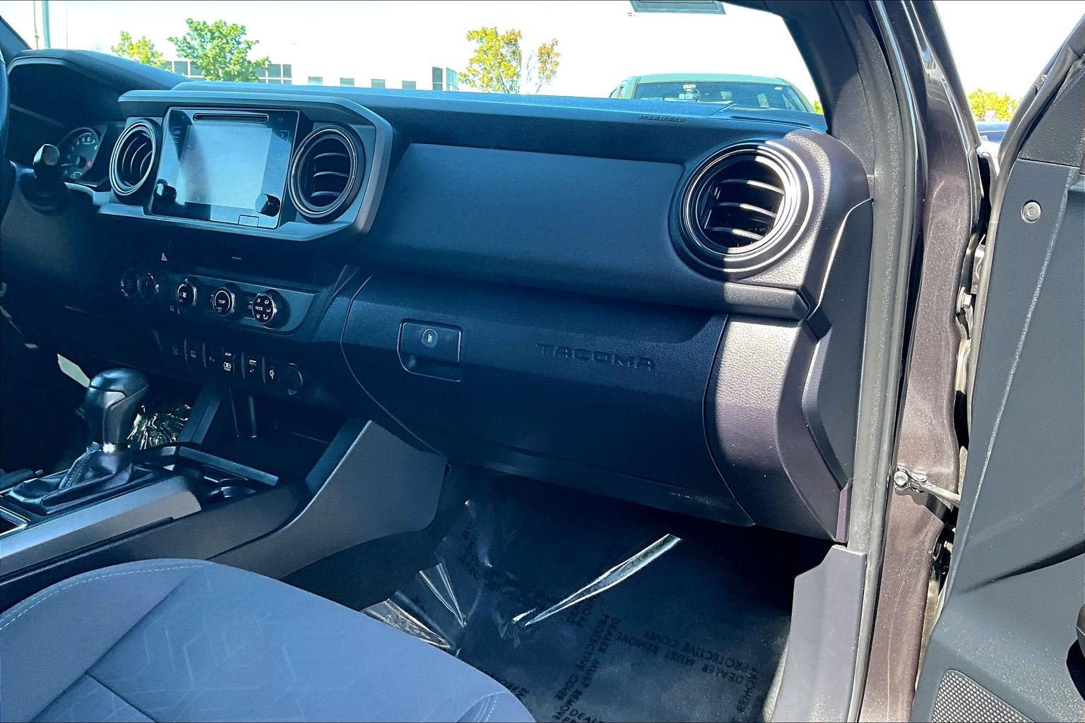 Used 2018 Toyota Tacoma TRD Off-Road w/ Technology Package AWD/4WD image 14