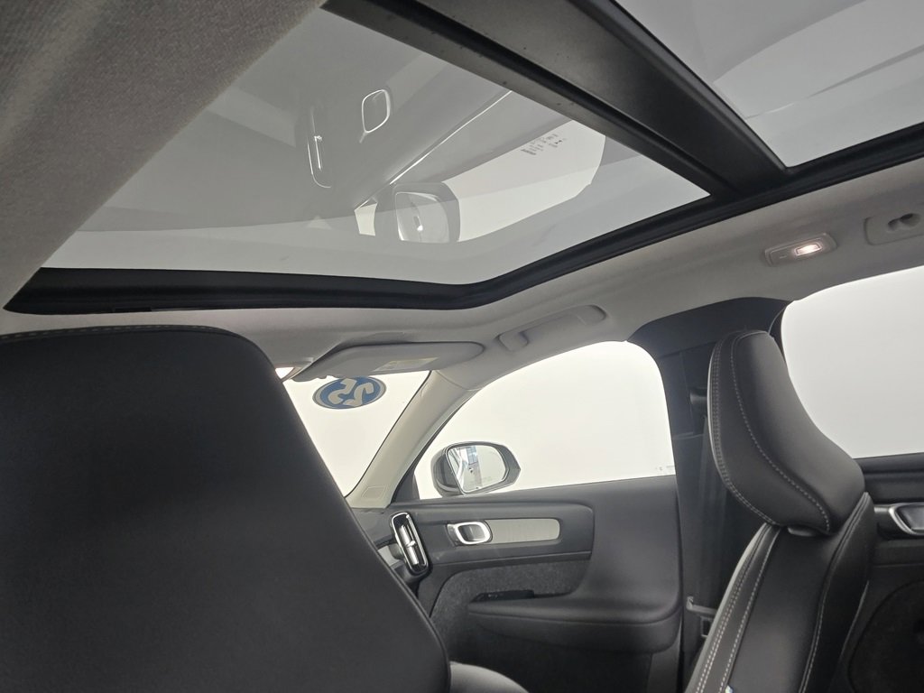 Certified 2025 Volvo XC40 B5 Core image 16