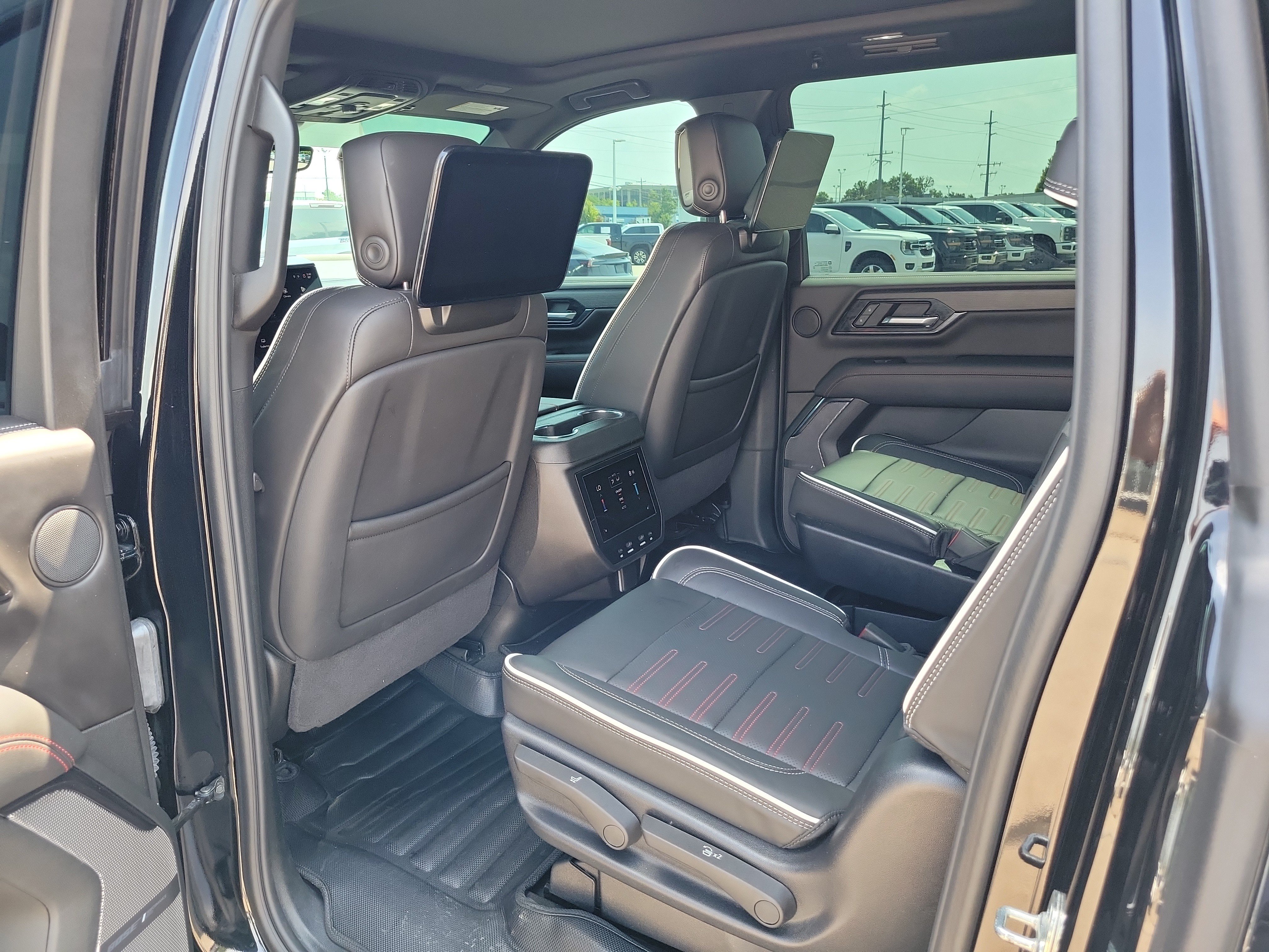 Used 2025 GMC Yukon XL AT4 Ultimate AWD/4WD image 13