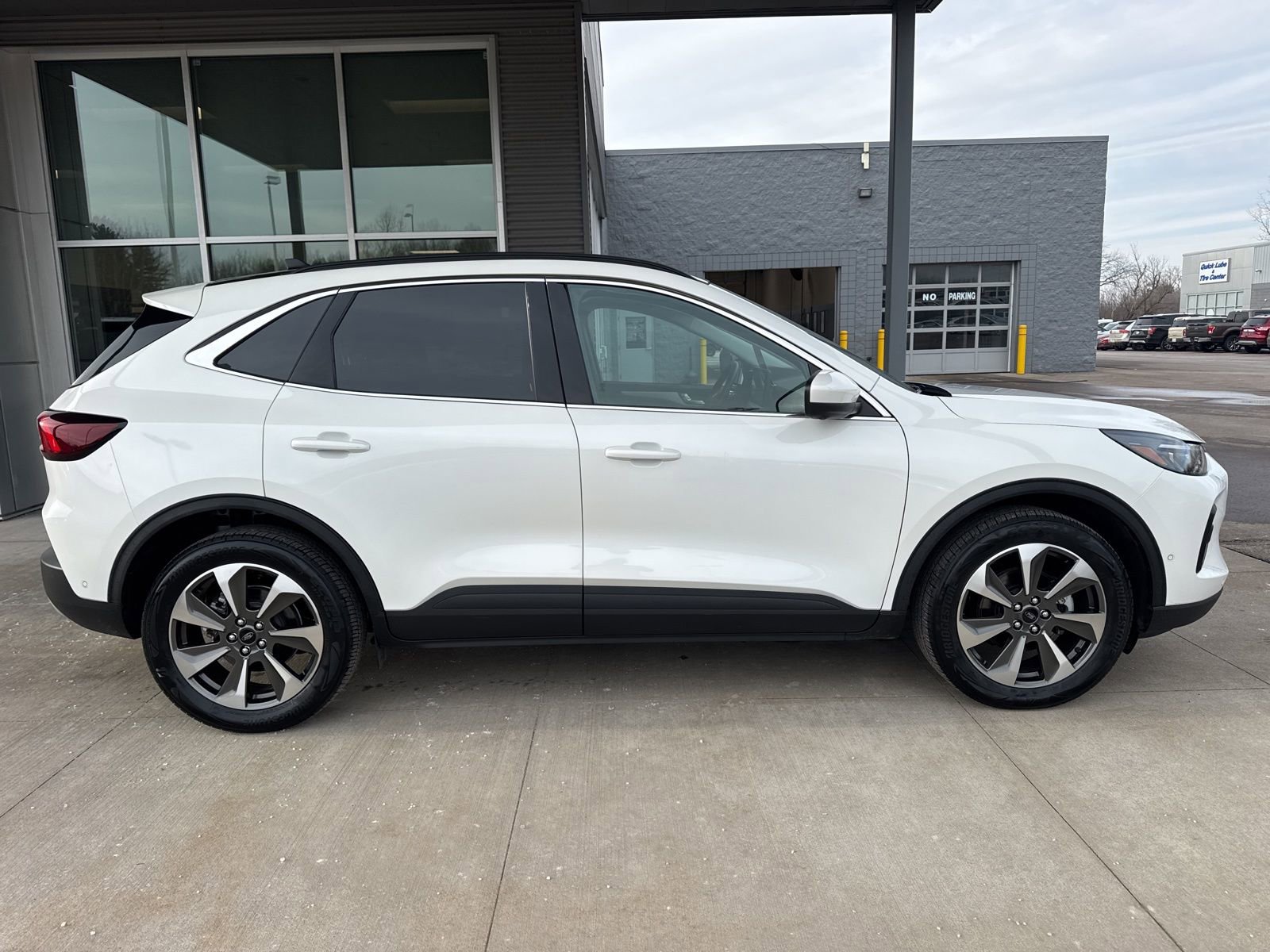 Certified 2024 Ford Escape Platinum w/ Premium Technology Package image 9