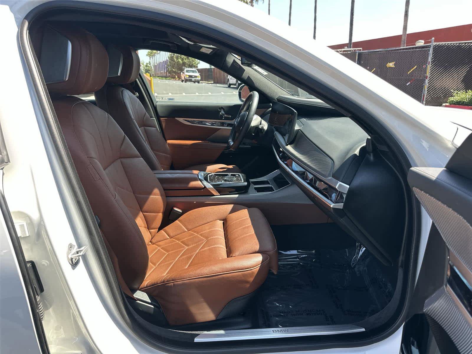 Used 2025 BMW i7 eDrive50 w/ Premium Package RWD image 14