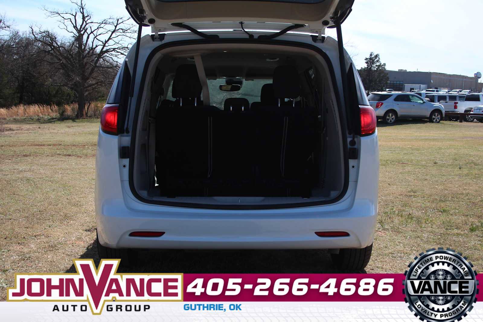 Used 2023 Chrysler Voyager LX image 8