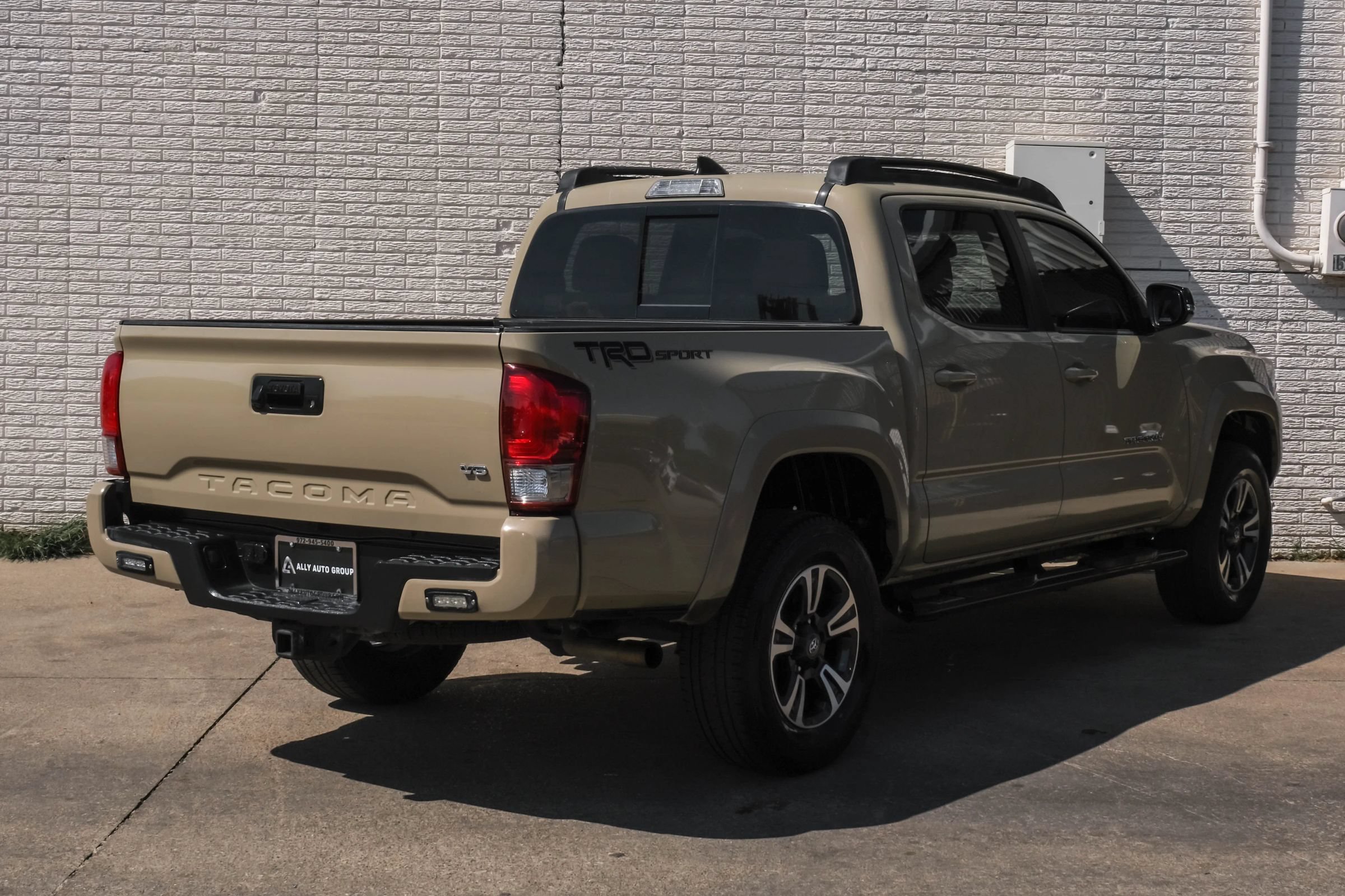 Used 2017 Toyota Tacoma TRD Sport w/ Tow Package RWD image 7