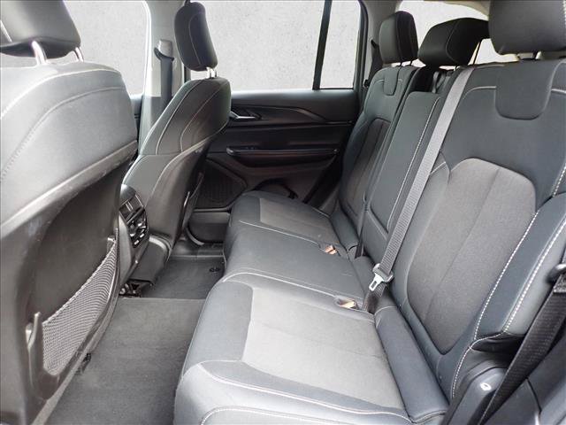 Used 2024 Jeep Grand Cherokee Laredo AWD/4WD image 9