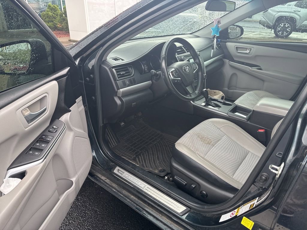 Used 2015 Toyota Camry SE w/ Moonroof Package image 9