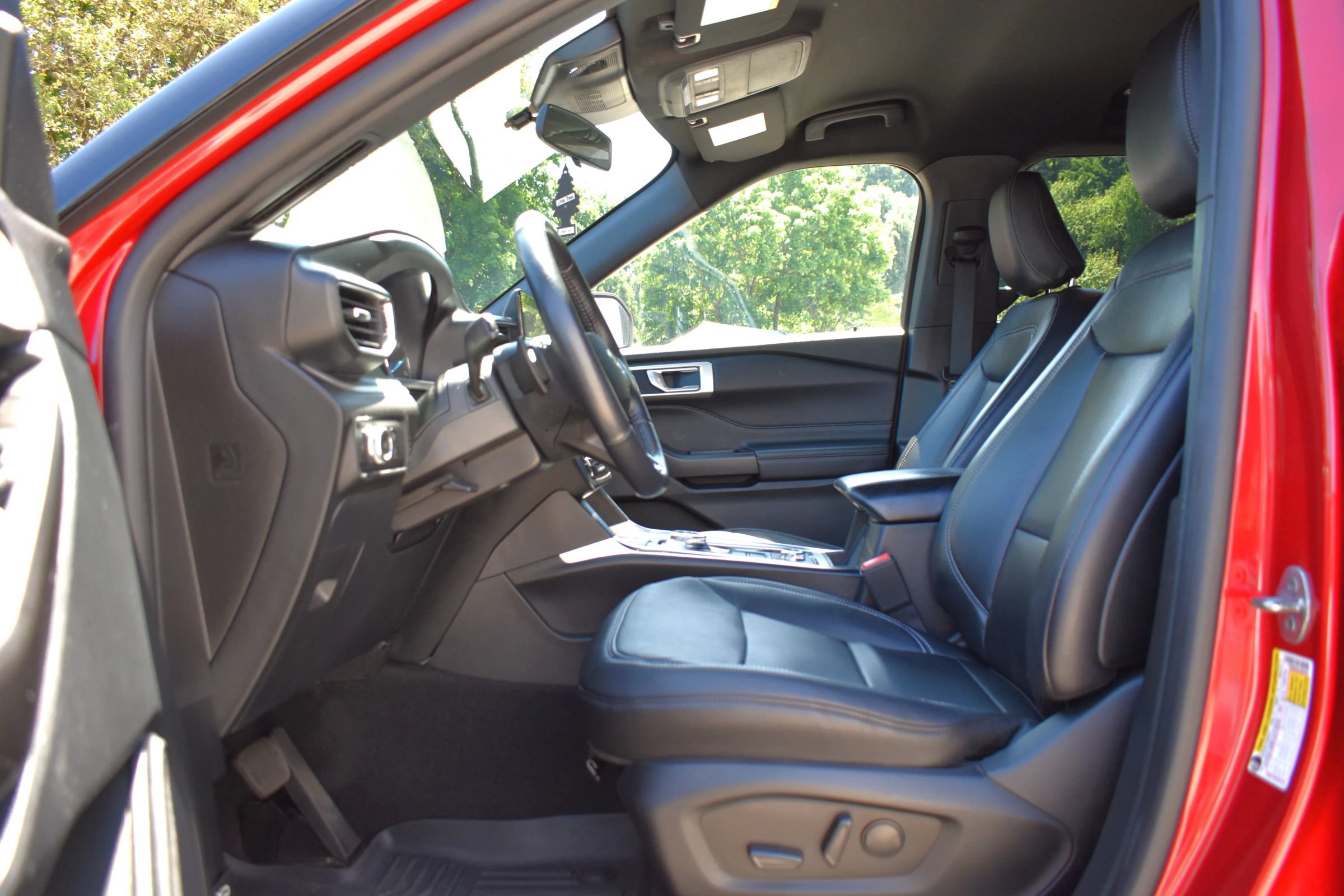 Used 2020 Ford Explorer XLT w/ Equipment Group 202A AWD/4WD image 46
