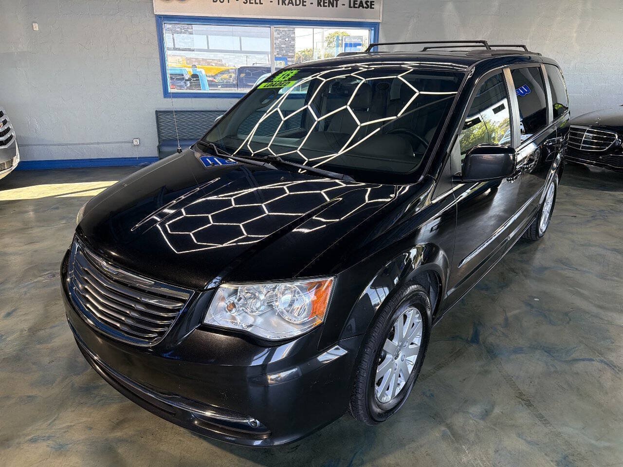 Used 2016 Chrysler Town & Country Touring FWD image 5