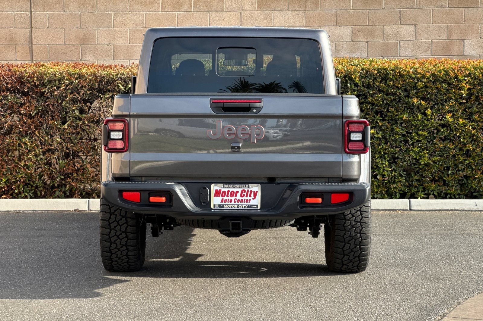 Used 2025 Jeep Gladiator Mojave w/ Convenience Group AWD/4WD image 5