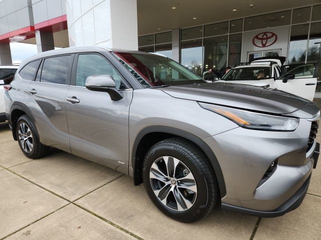 Certified 2025 Toyota Highlander XLE image 4