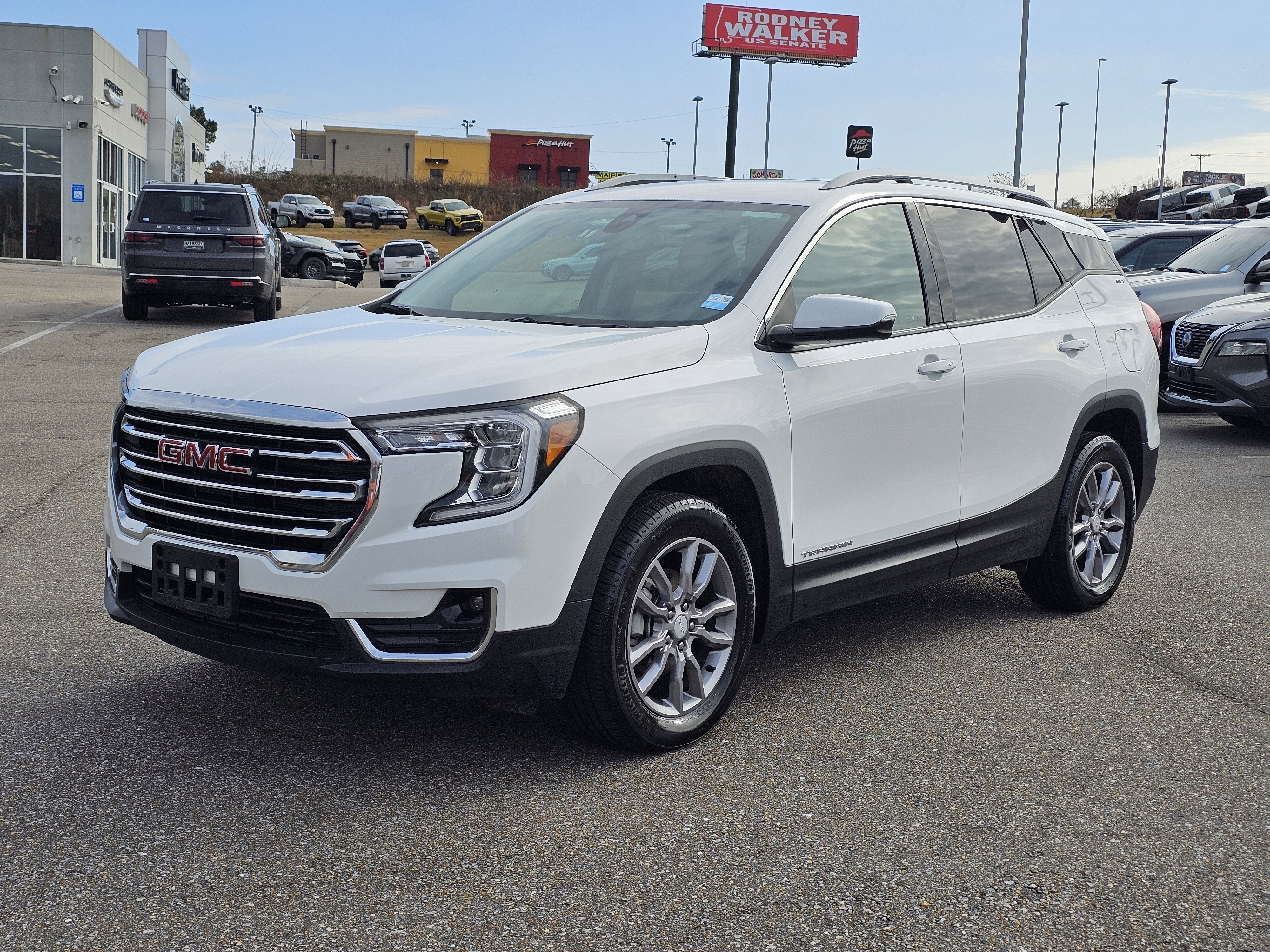 Used 2024 GMC Terrain SLT image 1