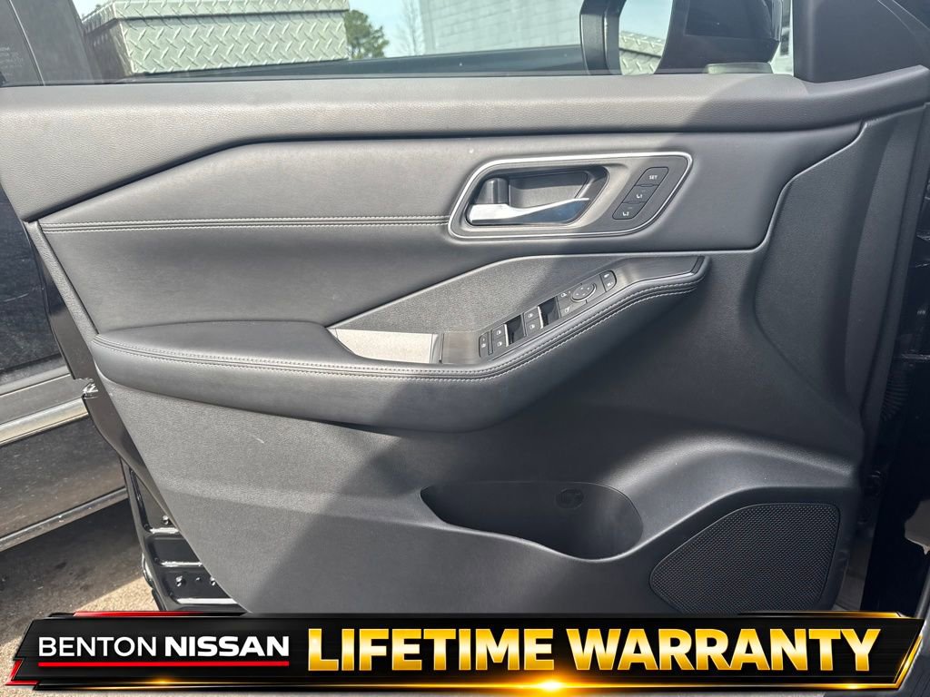 Used 2025 Nissan Rogue Platinum FWD image 11